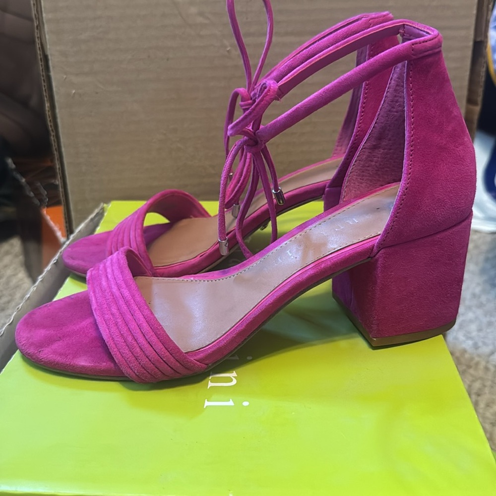 EUC Gianni Bini Suede Heels - Picture 3 of 5